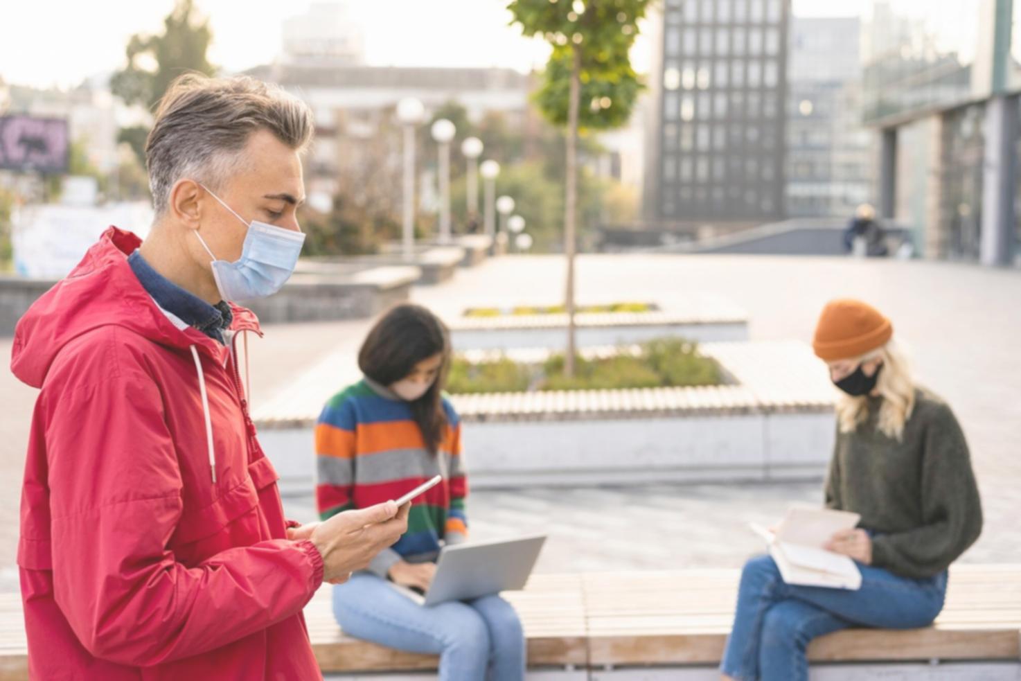 Professionnels travaillant ensemble sur des analyses budgétaires